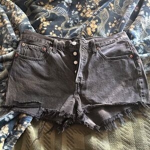 Gently worn Levi’s Ribcage black washed Jean shorts. Size 30